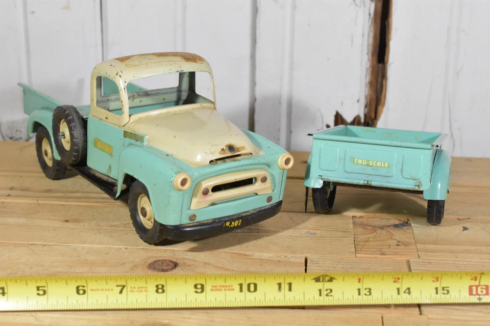VINTAGE TRU SCALE INTERNATIONAL HARVESTER IH AQUA PICKUP TRUCK WITH TRAILER - Image 2 of 4