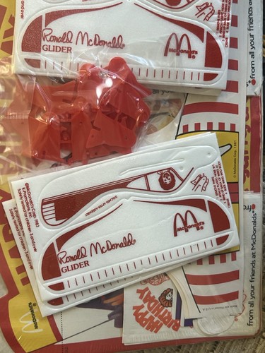 Confezione Bomboniere Vintage Ronald McDonald Ufficiale Festa Compleanno 1983 Aliante Standee - Foto 3 di 7