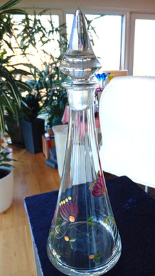 Große Glas Karaffe - LAURA ASHLEY 1952 - facettiert - feines Dekor - Höhe 35 cm