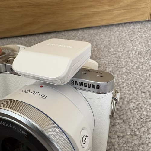 Samsung NX NX3000 20.3MP Digital Camera + Lens + charge cable flip screen - Picture 3 of 7