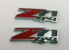 PAR PEQUEÑO CAMIÓN CHEVY GMC Z71 4X4 EMBLEMAS CROMO ROJO GRIS 3-1/4" X 1-1/4" NUEVO