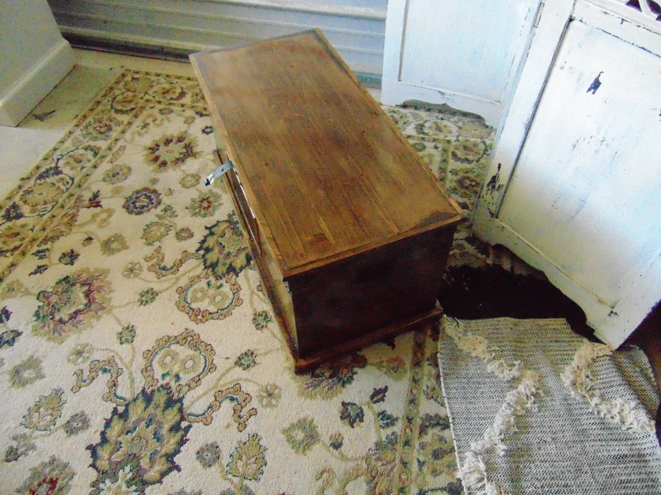 Baúl de almacenamiento vintage con detalles de hierro ha sido completamente restaurado. Foto 4 de 4