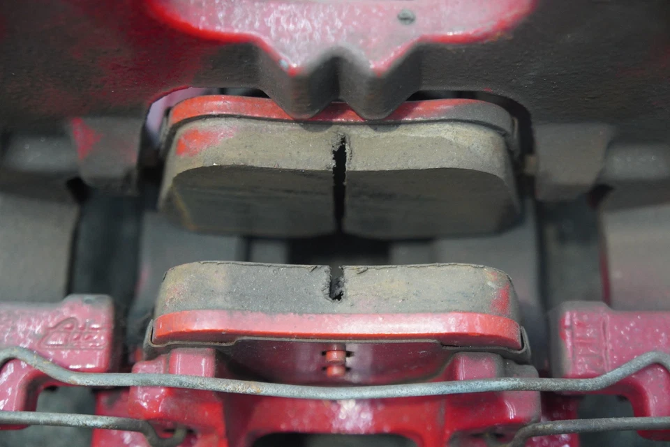 Pinza de freno trasera derecha y soporte rojo 8V0615424A OEM Audi S3 2016-20 RS3 TT Foto 4 de 4