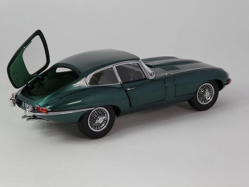 Kyosho Jaguar E-Type Coupe dark green 1961 1/18 08954DG - Immagine 4 di 4