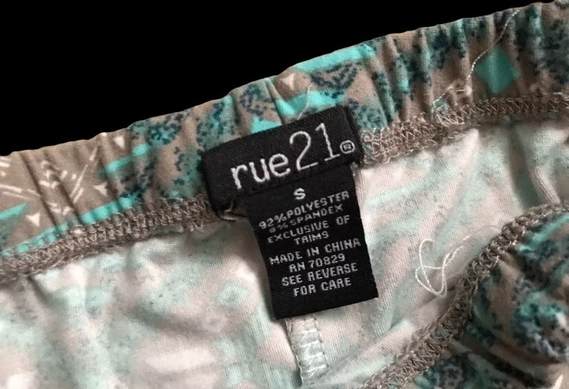 Pantalones ajustados RUE 21 para mujer talla pequeña estampado tribal 27,5" entrepierna Foto 4 de 4