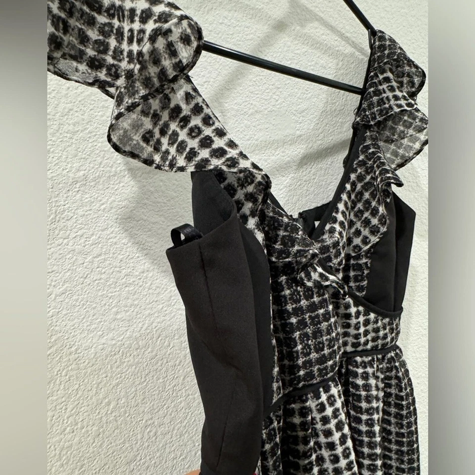 Mini Vestido BCBGGeneration Abstracto Lunares Negro Gris Escote Sobrepelliz Talla 0 Foto 3 de 4