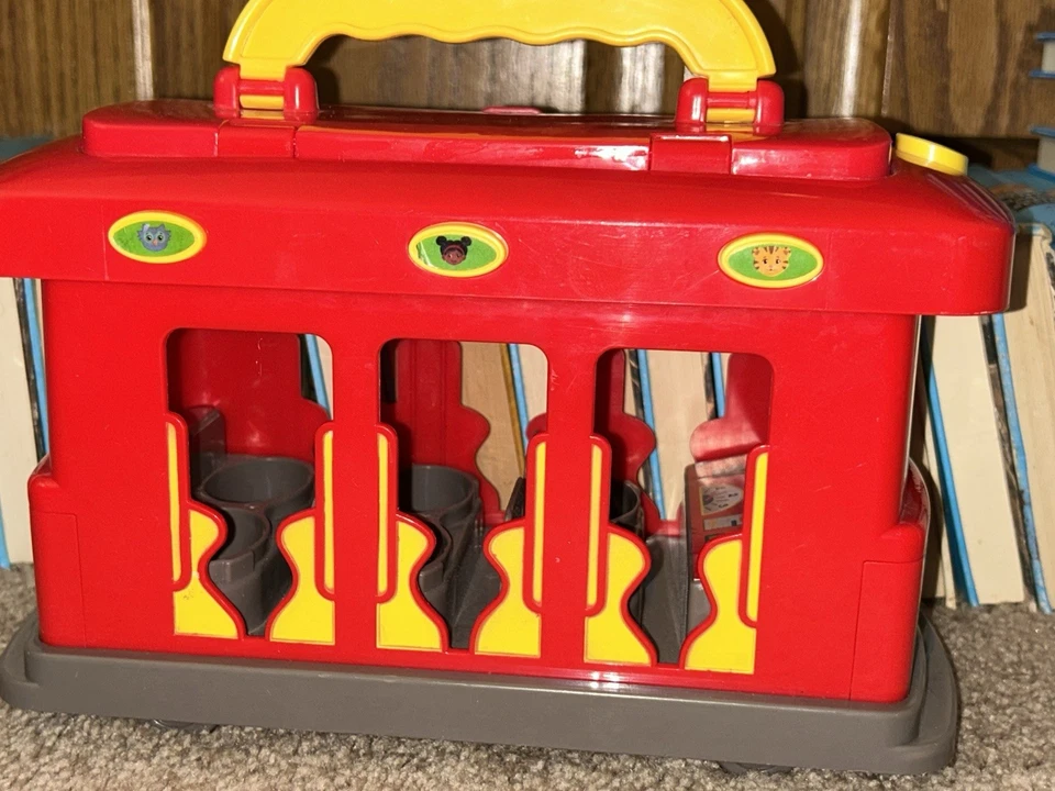 Carro electrónico Daniel Tiger's Neighborhood Deluxe + Lote de 10 figuras Foto 2 de 4