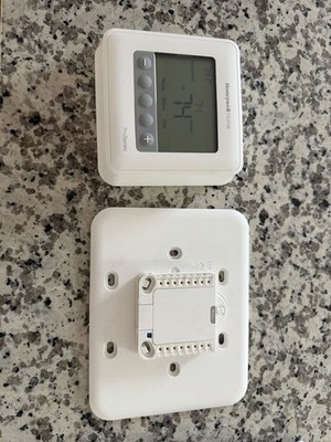 Honeywell T4 Pro Series Programmable Thermostat TH421OU2002