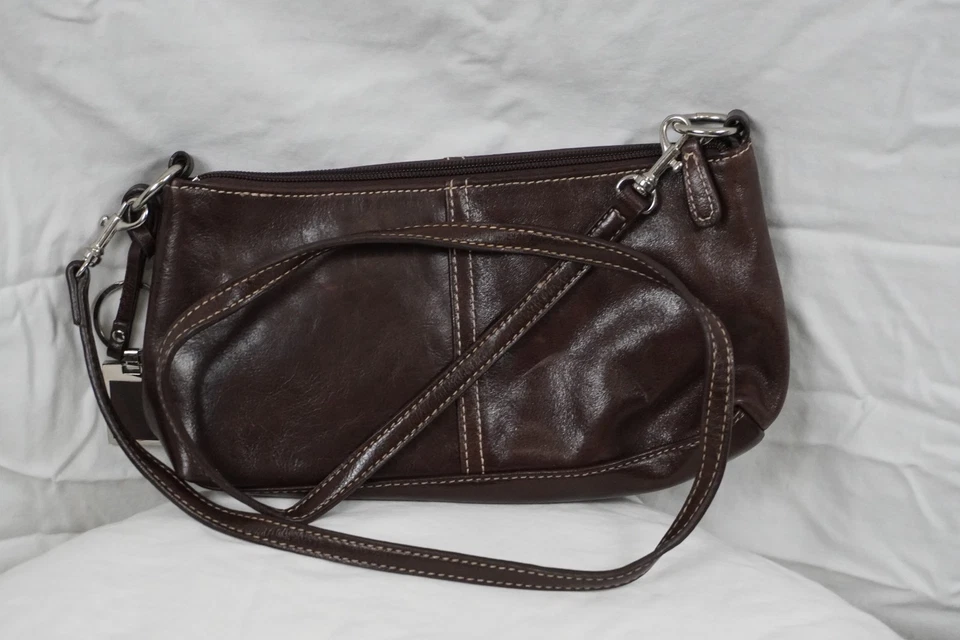 Bandolera Giani Bernini de cuero marrón con etiqueta con logotipo plateado Foto 3 de 4