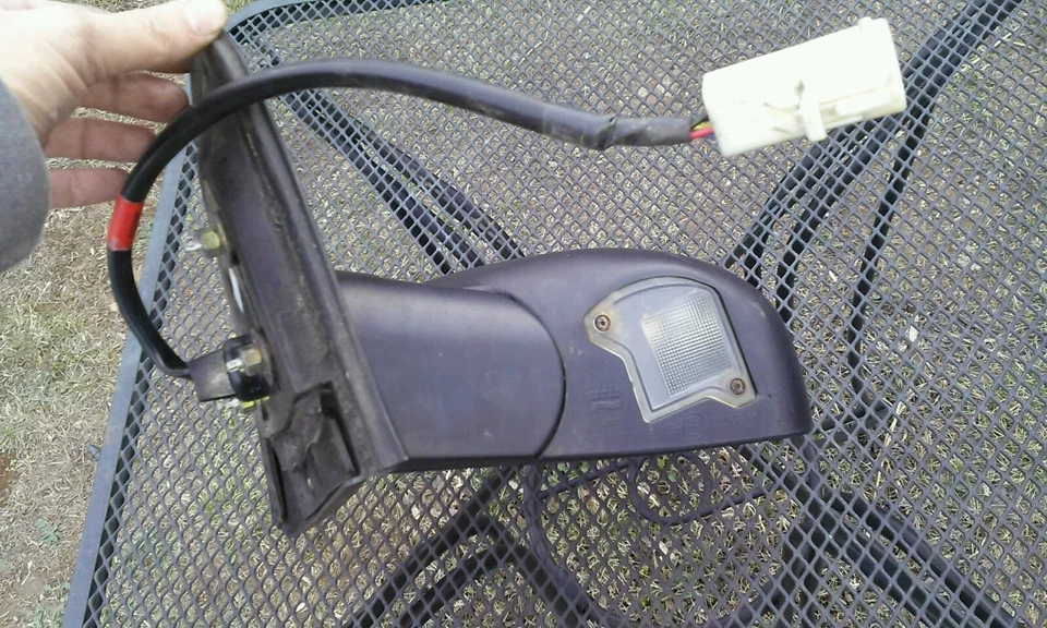 ЛАМПА ПОДСВЕТКИ ЛУЖИ ПИТАНИЯ FORD EXPLORER ЗЕРКАЛО СО СТОРОНЫ ВОДИТЕЛЯ ОТ ОРИГИНАЛЬНОГО ПРОИЗВОДИТЕЛЯ 1998-2001 - Изображение 2 из 3