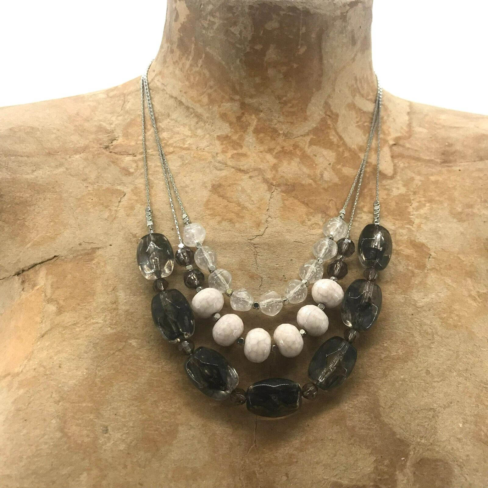 VETEMENTS Collana Ann Taylor Loft tre fili di perline argento bianco chiaro fumè