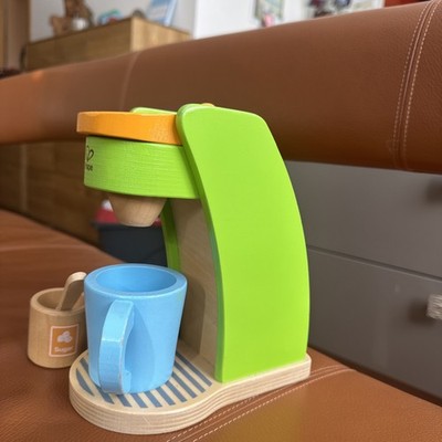Hape Kaffeemaschine (Holz) mit Zuckerdose und Milch, Spielküche Kinder