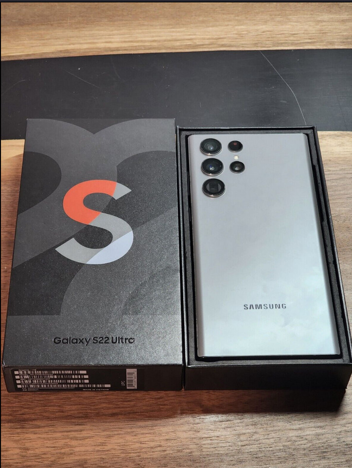 Samsung Galaxy S22 ブラック（箱あり） What do you get inside the Samsung Galaxy S22 box?
