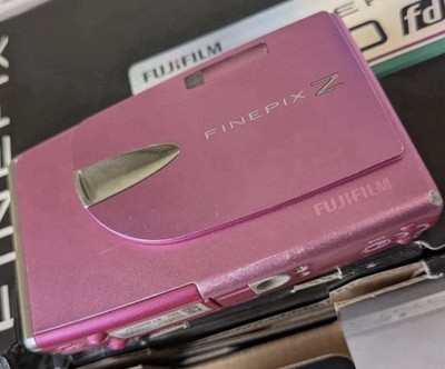 Fujifilm Finepix Z20fd 7.2MP Digital Camera Bundle Pink w