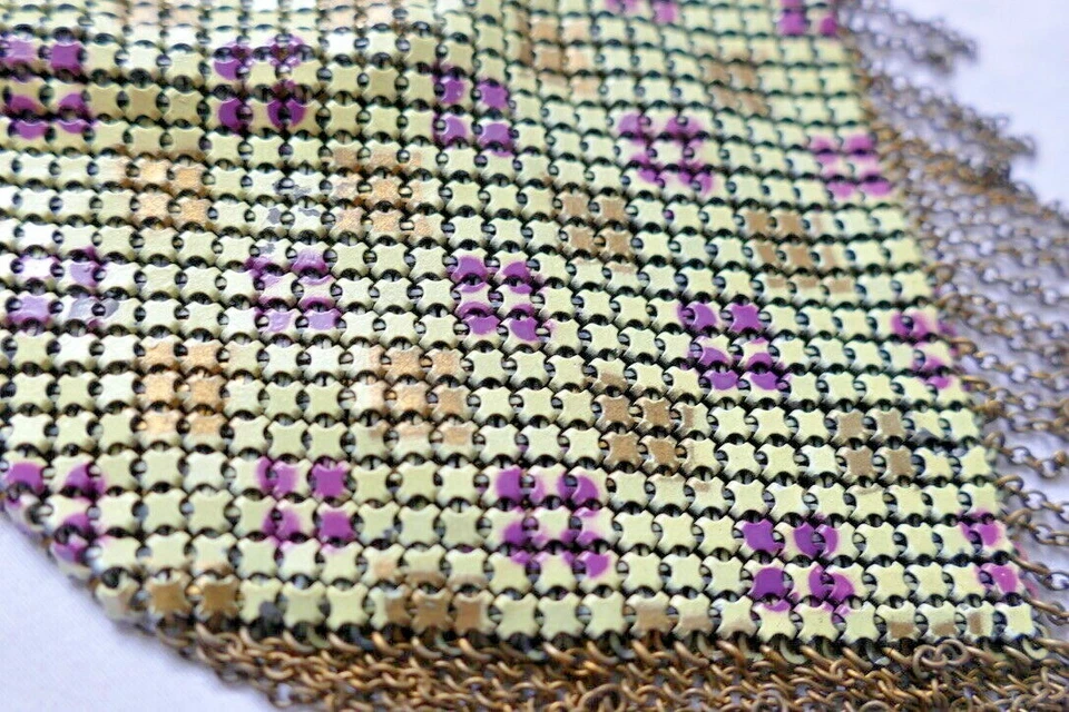 МАНДАЛИЙСКАЯ И CO ПЛОСКАЯ СЕТЧАТАЯ ЭМАЛЬ ТЯЖЕЛАЯ ЗОЛОТАЯ РАМКА фиолетовая и лаймовая СУМКА 1900-х годов - Изображение 4 из 4