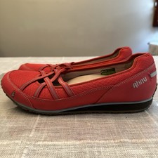 Ahnu Chrissy Sporty Ballet Flats Cranberry Mary Jane Sz 9 EUC AF2562CRA  
