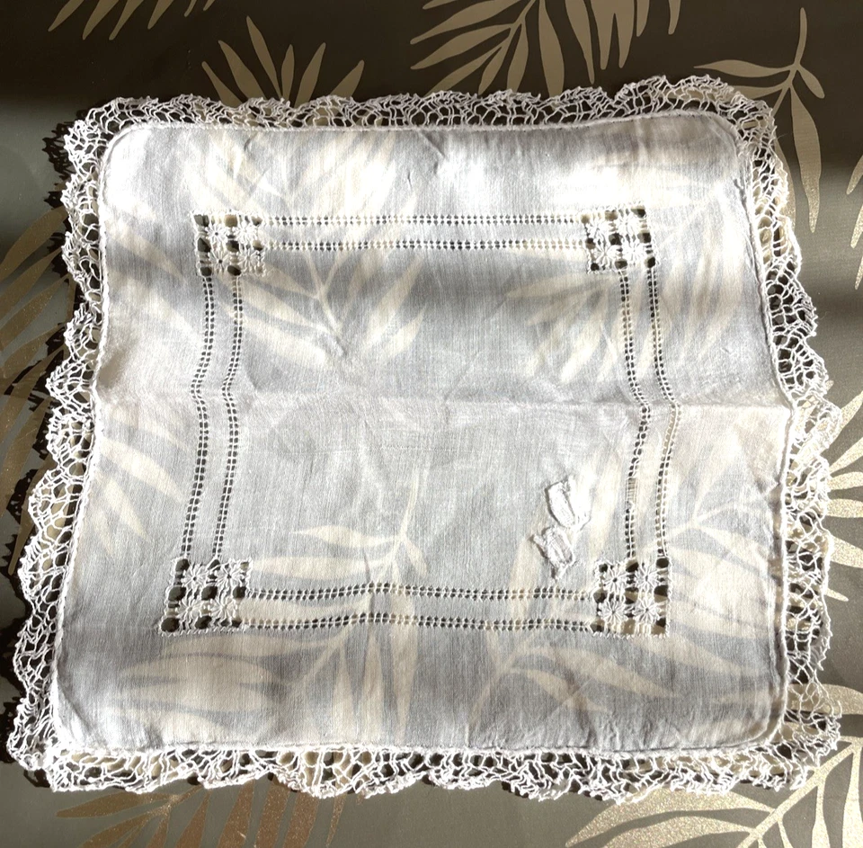 Linge ancien Lot de 7 Mouchoirs en linon blanc avec dentelles Broderies Mono D.C - Photo 2/4