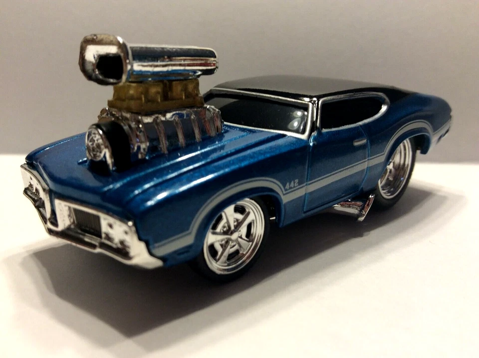 THE ORIGINAL MUSCLE MACHINES  1970 OLDS 442 1:64 DIECAST  70 OLDSMOBILE 442 - - Image 3 of 4