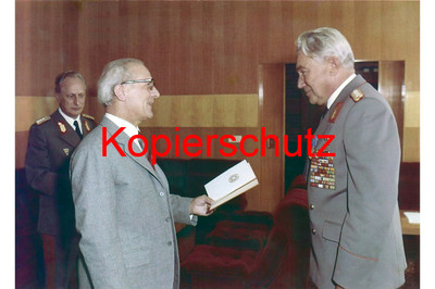 J100 Armeegeneral Hoffmann Auszeichnung  Honecker Keßler DDR  Foto 20x30 