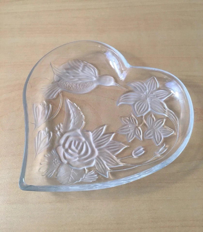 Bandeja de vidrio en forma de corazón KIG colibrí y flores en relieve 6 1/2" Foto 4 de 4