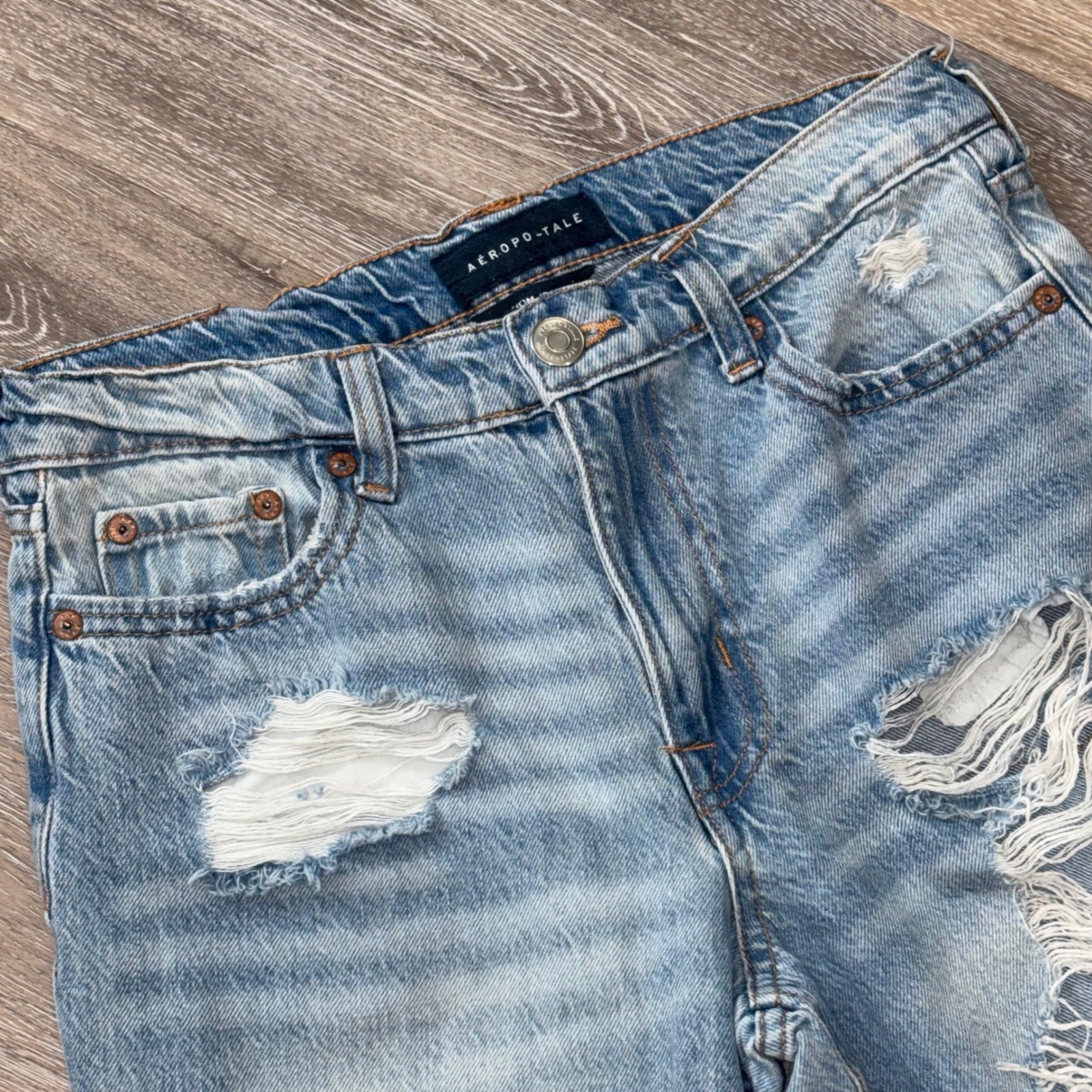 Aeropostale Distressed Mom Jeans Light Wash High Waisted Ripped Denim Size 2