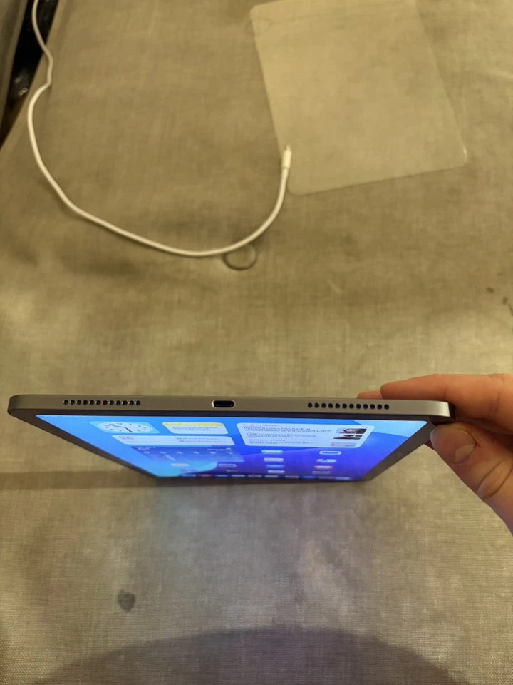 Apple iPad Air 2022 (5th Gen) - Space Grey - 64GB Wi-Fi - 10.9" M1 Chip ✅✅ - Image 3 of 4