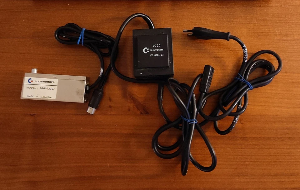 Commodore VC20 (Seriennr. WG A 28674) mit Netzteil und TV-Modulator (PAL) - Bild 3 von 4