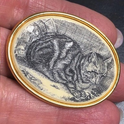B811 Vintage MFA Museum of Fine Art Scrimshaw Cat Brooch Goldtone 1.75 Inch