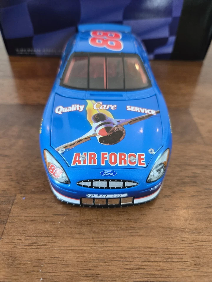 NASCAR Dale Jarrett #88 2000 Taurus Quality Car Air Force escala 1:24 diecast  Foto 4 de 4