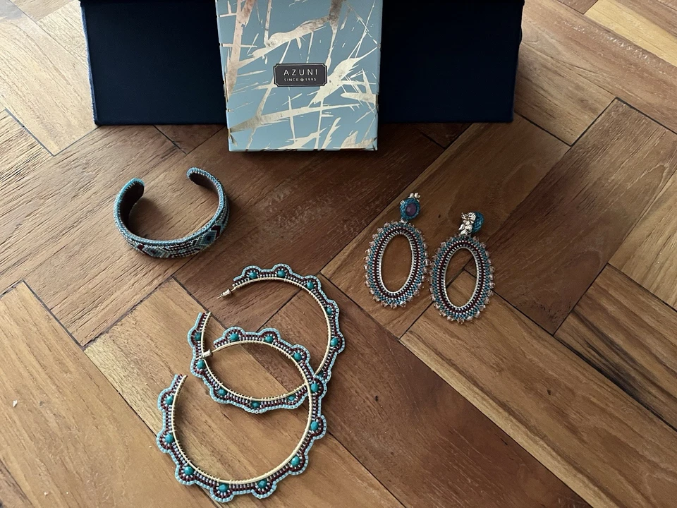 Wunderschönes Set von Azuni London 