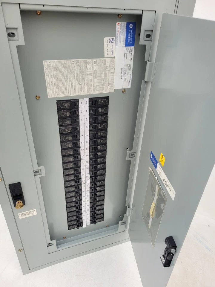 AQF3421MTX GE 125 Amp Main Lug PanelBoard 120V 3 Fases 4 Cables 42 Circuitos Foto 2 de 4