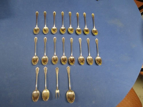 Scrap Lot Of 20 LUNT Sterling Silver Carillon Tea Spoons  586 Grams NO MONO