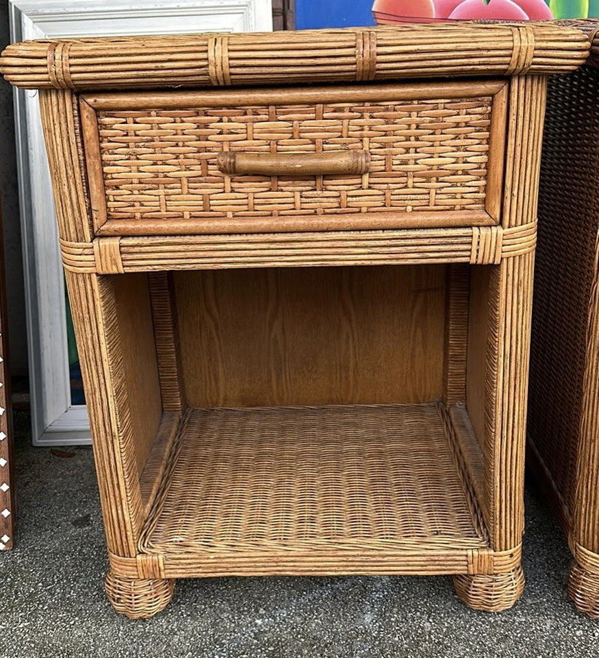 Par de mesitas de noche vintage tejidas de mimbre con cajones excelentes 25H.21w.18 Foto 3 de 4