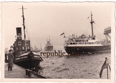 Foto Hamburg Hafen Schiff Esau Djakarta, Schlepper J. Matthies 50er Jahre (A33)
