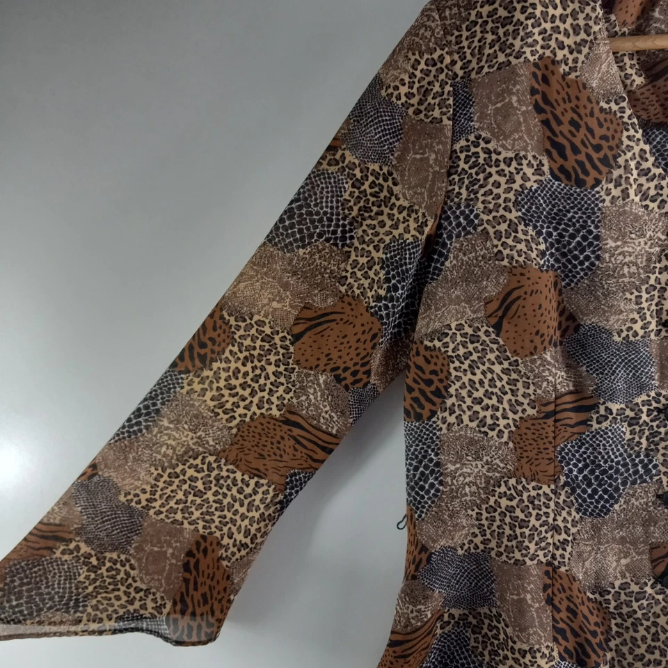 复古 Dressbarn 衬衫上衣女式 8 码棕色黑色动物印花 V 领 — 第 3/4 张图片