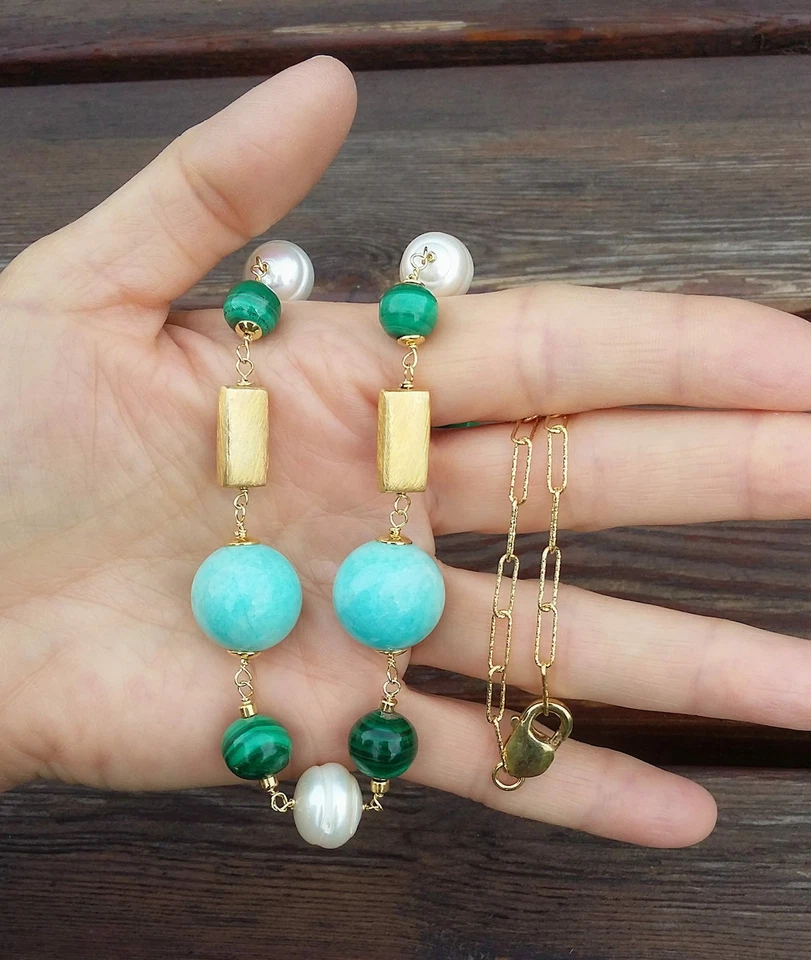 COLLIER CON MALACHITE, AMAZZONITE PERUVIANA E PERLE; ARGENTO 925 DORATO - Immagine 3 di 4