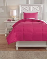 ASHL-Q759033F-Ashley Plainfield Full Comforter Set in Magenta