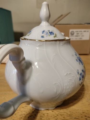 Bernadotte Forget Me Not Czech Fine Bone China teiera alta 7" - tutta nuova con scatola - Foto 13 di 19