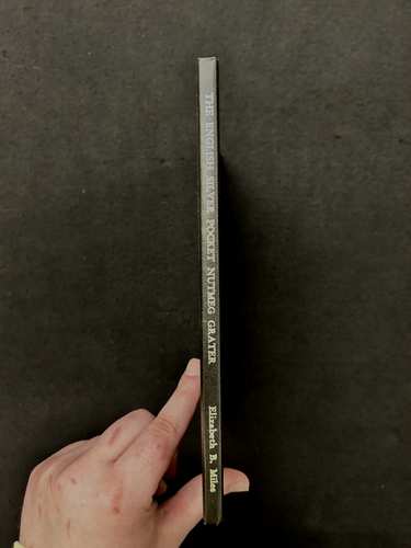 The ENGLISH SILVER POCKET NUTMEG GRATER 1693-1816 Elizabeth Miles 1966 - Foto 3 di 6