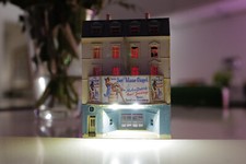 Historisches Mehrfamilienhaus & Metropol Cinema f&uuml;r Spur N Modelleisenbahn mit Licht