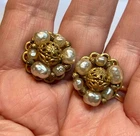 VTG MIRIAM HASKELL GOLD CENTER PEARL SURROUND SCREW BACK EARRINGS GOLD TONE SGD