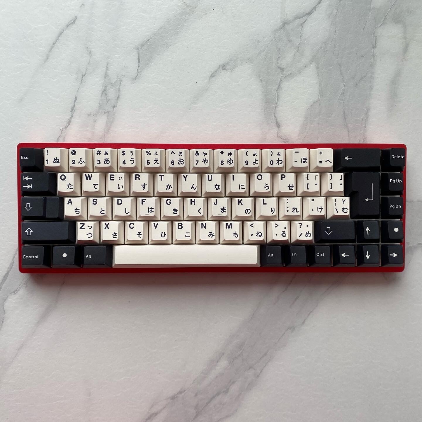 Clavier custom mécanique filaire noir pour configuration de bureau gaming et travail