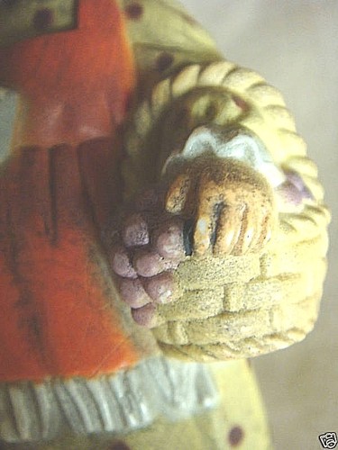 SEHR ALTES präzisionsgeformter Kunststoff SLAWISCHES MÄDCHEN mit Gans & TRAUBENKORB - Bild 7 von 8
