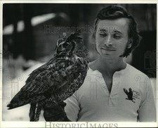 1984 Press Photo David De Bauche holds a one-winged great horned owl