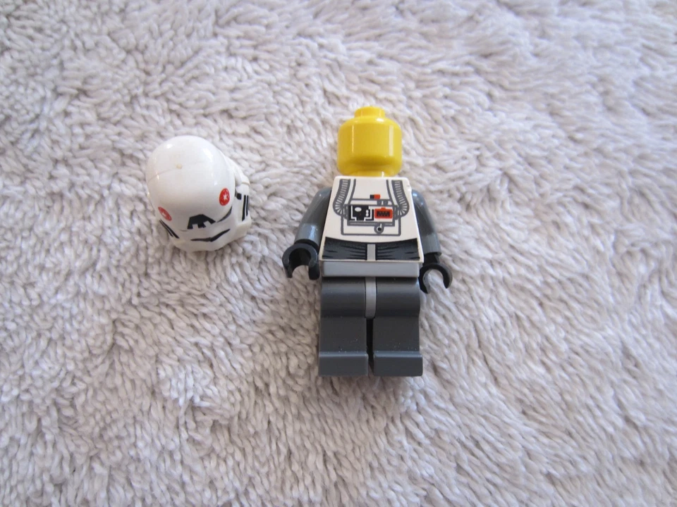 Lego Star Wars Minifigure  Imperial AT-AT Driver 4483 sw0102 Yellow Head - Image 3 of 3