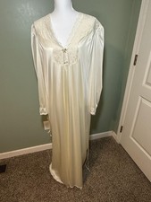 Vintage 1970s Bridal Vanity Fair Peignoir Nightgown  Robe Cream Lace Large