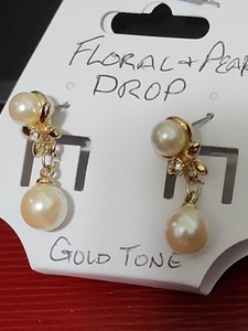 Authentic Gold Plated Flower Earrings With Rhinstone,  2 Large Pearls. NWOT  Pretty 😍