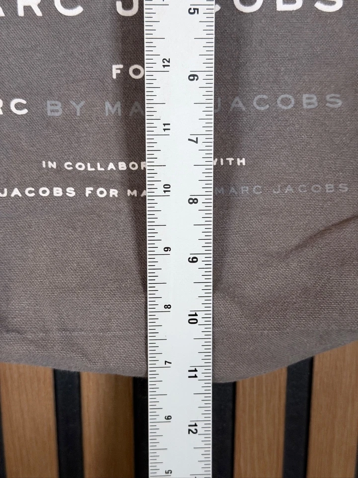 Bolsa tote Marc Jacobs 13,5" x 11,5" cinza linho Jacobs 2 alças poeira - Imagem 4 de 4