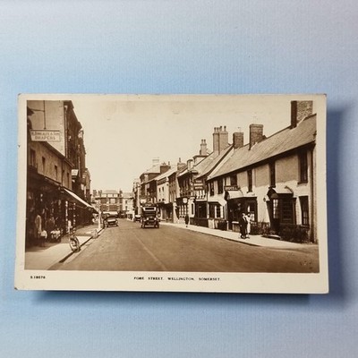 Wellington Somerset Postkarte 1953 Echtfoto Fore St Squrrel Hotel Pub & Drapers