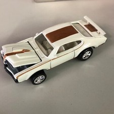 Johnny Lightning Muscle Car Usa 69 Olds 442 White And Gold 252